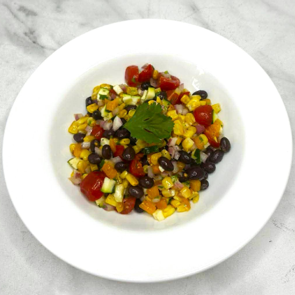 Salade d'été aux maïs grillés, salsa de  fraicheur et coriandre