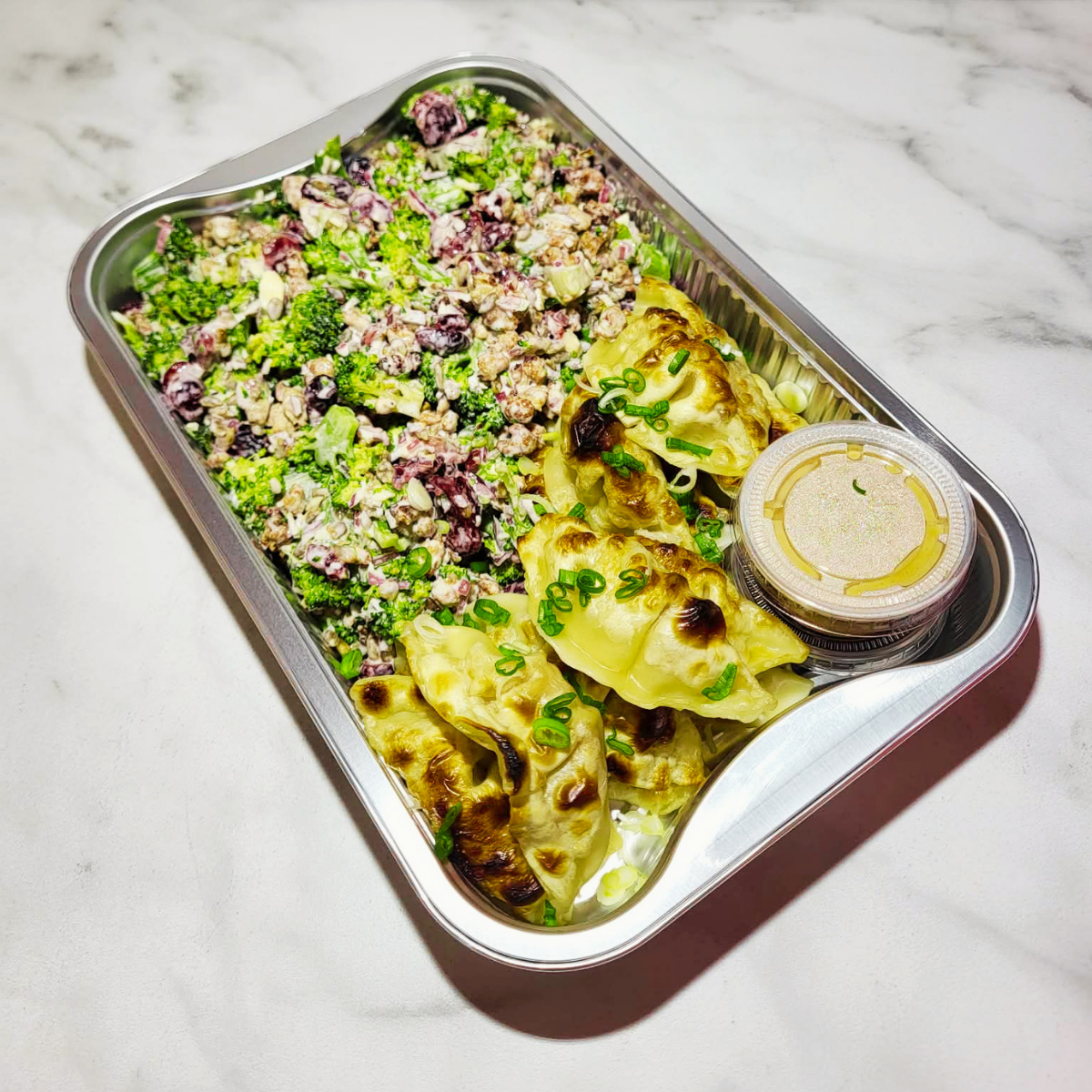 Salade de brocoli et dumpling