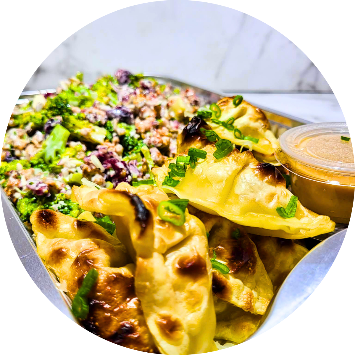 Salade de brocoli et dumpling